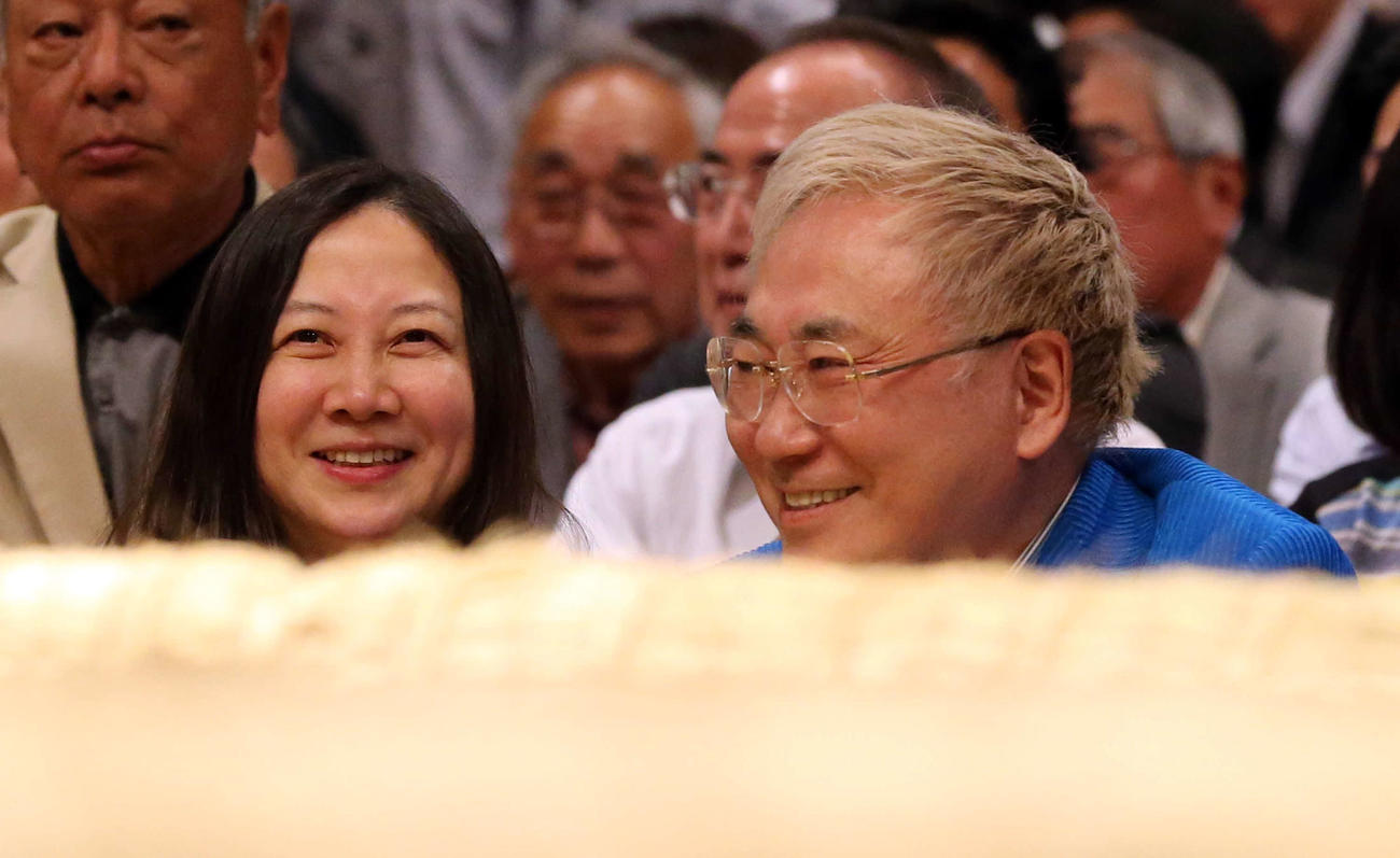 土俵脇で観戦する高須クリニックの高須克弥院長（右）と西原理恵子氏（2015年5月11日撮影）