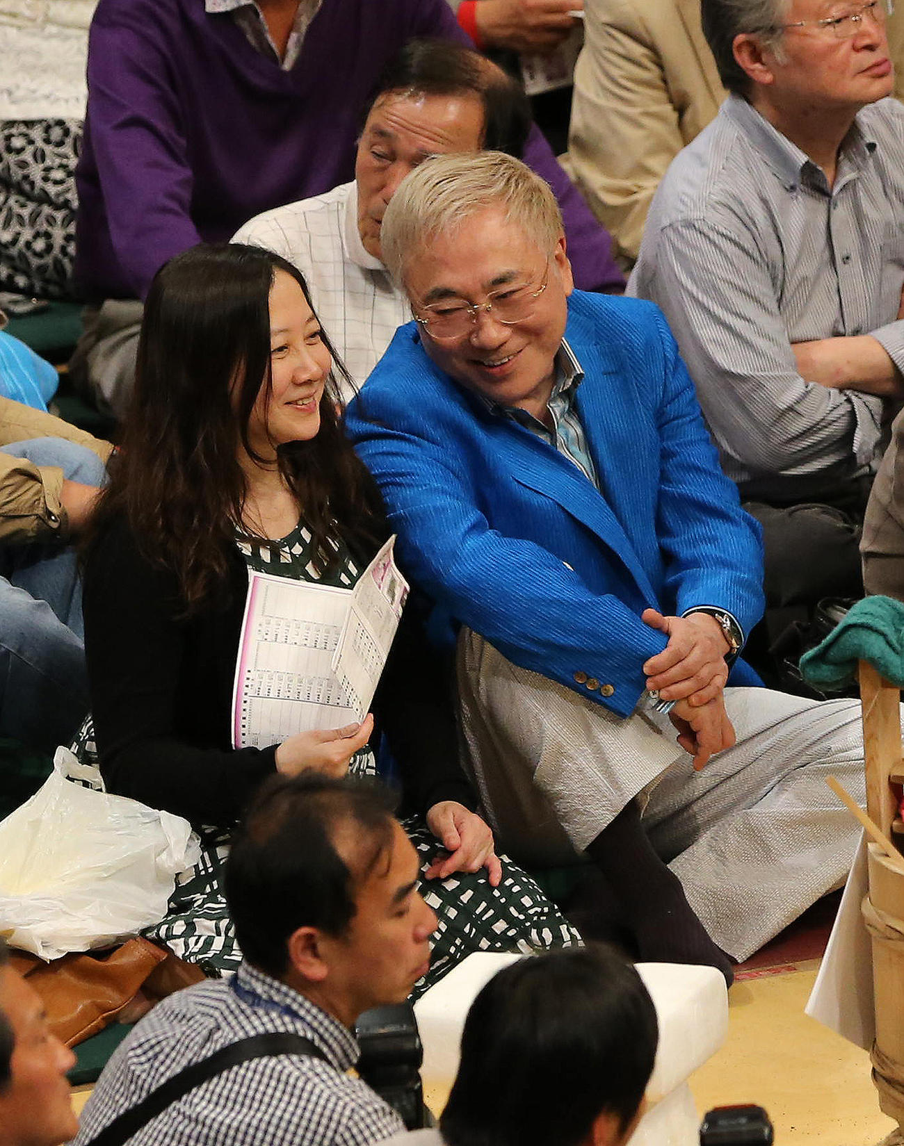大相撲を観戦する高須克弥院長（右）と西原理恵子さん（2015年5月11日撮影）