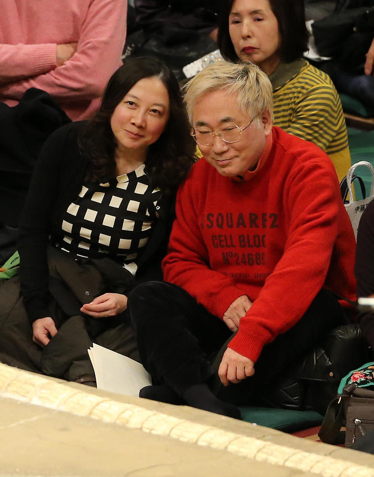 相撲観戦する高須克弥院長と漫画家の西原理恵子（2015年1月12日撮影）