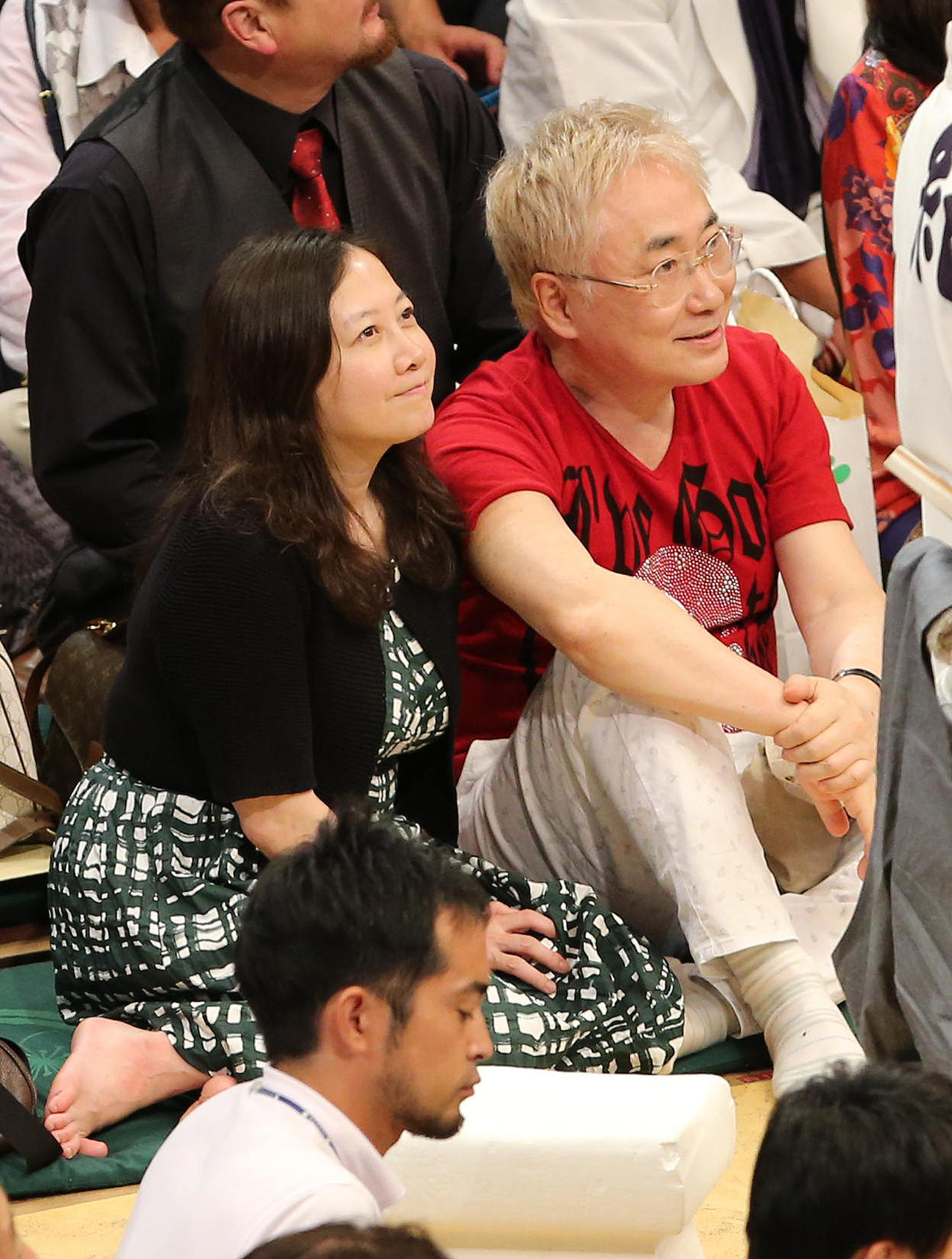 秋場所2日目、大相撲を観戦する高須克弥院長（右）と西原理恵子（2014年9月15日撮影）
