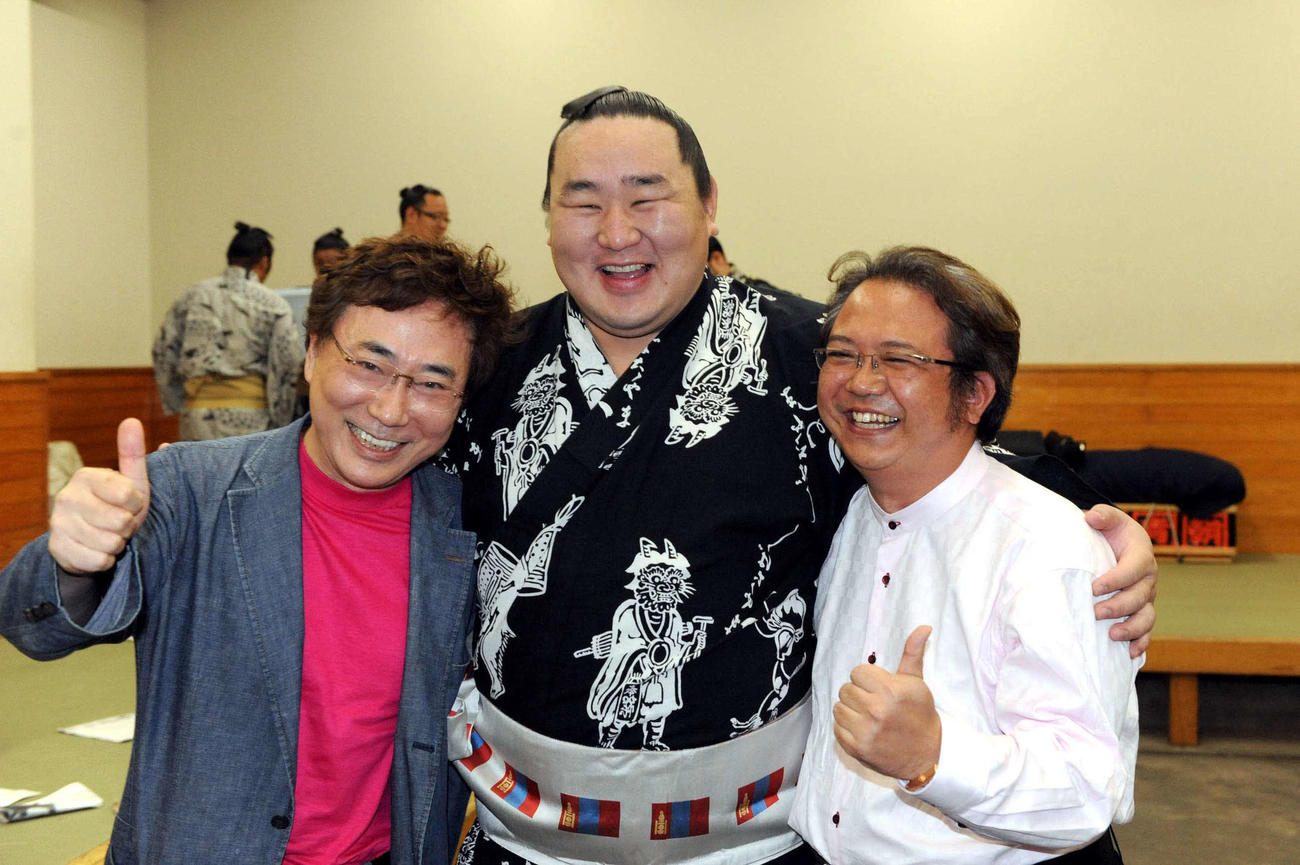取組後の支度部屋で観戦に訪れた高須克弥（左）、本田昌毅（右）の医師2人と記念撮影する朝青龍　（2009／09／21撮影）