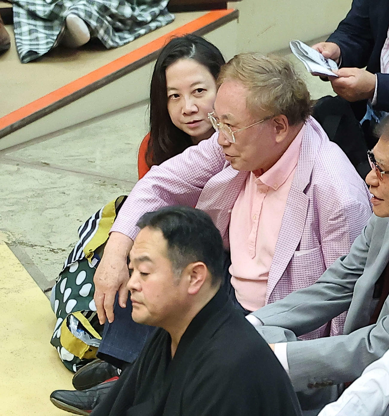 西原理恵子氏（左）と大相撲観戦する高須克弥院長（撮影・河田真司）