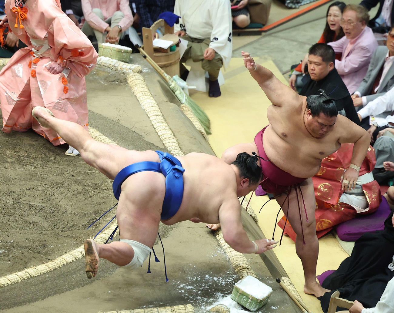 取り直しとなる北勝富士（左）と御嶽海。西原理恵子氏と大相撲観戦する高須克弥院長の姿も（右上）（撮影・河田真司）