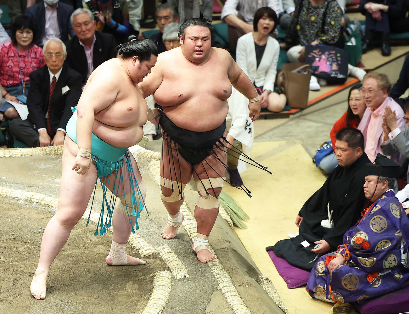琴ノ若（左）は貴景勝を寄り切りで破る。後方右は高須院長（撮影・河田真司）