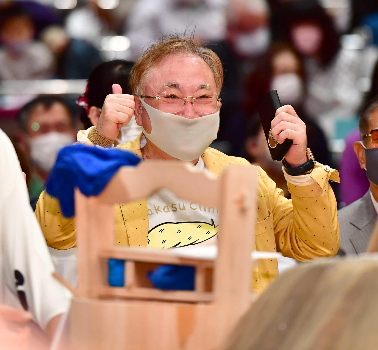 溜まり席で観戦する高須クリニックの高須克弥院長（2022年5月9日撮影）