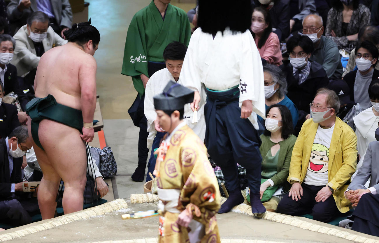 栃ノ心に勝利した錦木（左）に笑顔を見せる「高須クリニック」の高須克弥院長（右端）（2022年5月9日撮影）