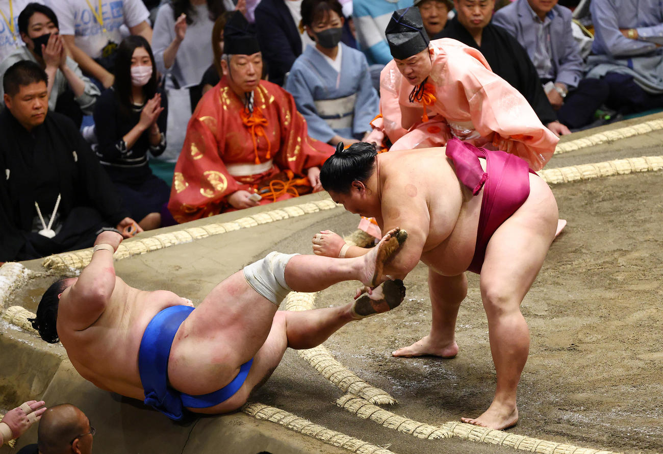 取り直しの一番で北勝富士（左）を寄り倒しで破る御嶽海（撮影・垰建太）