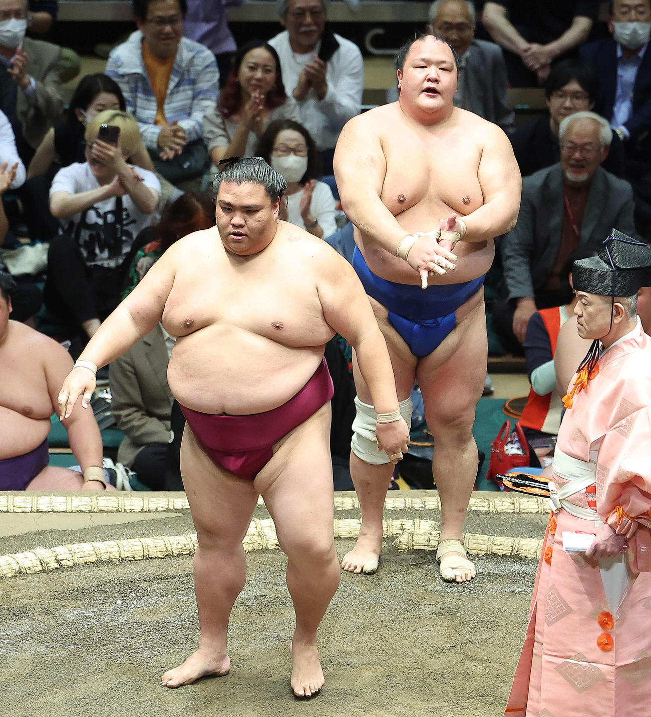 北勝富士（右）を寄り倒しで破った御嶽海（撮影・河田真司）