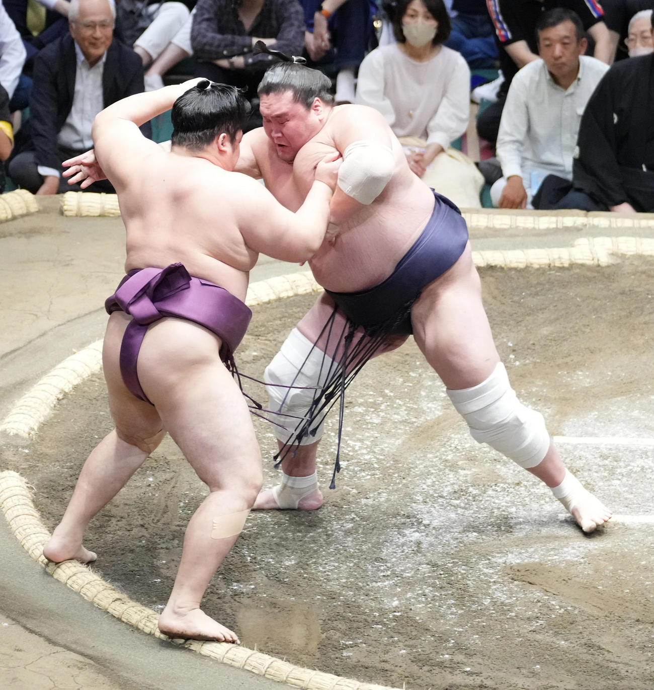 照ノ富士（右）は遠藤を押し出しで破る（撮影・小沢裕）