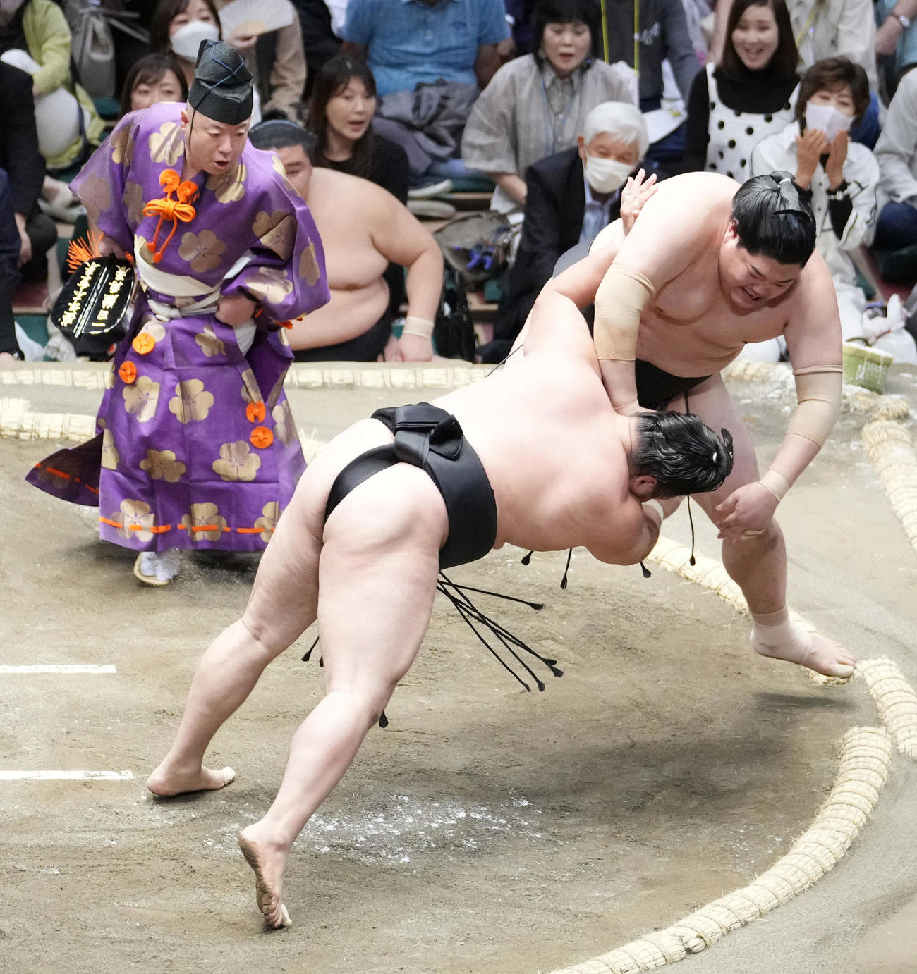 霧馬山（手前左）は引き落としで阿炎に敗れる（撮影・小沢裕）