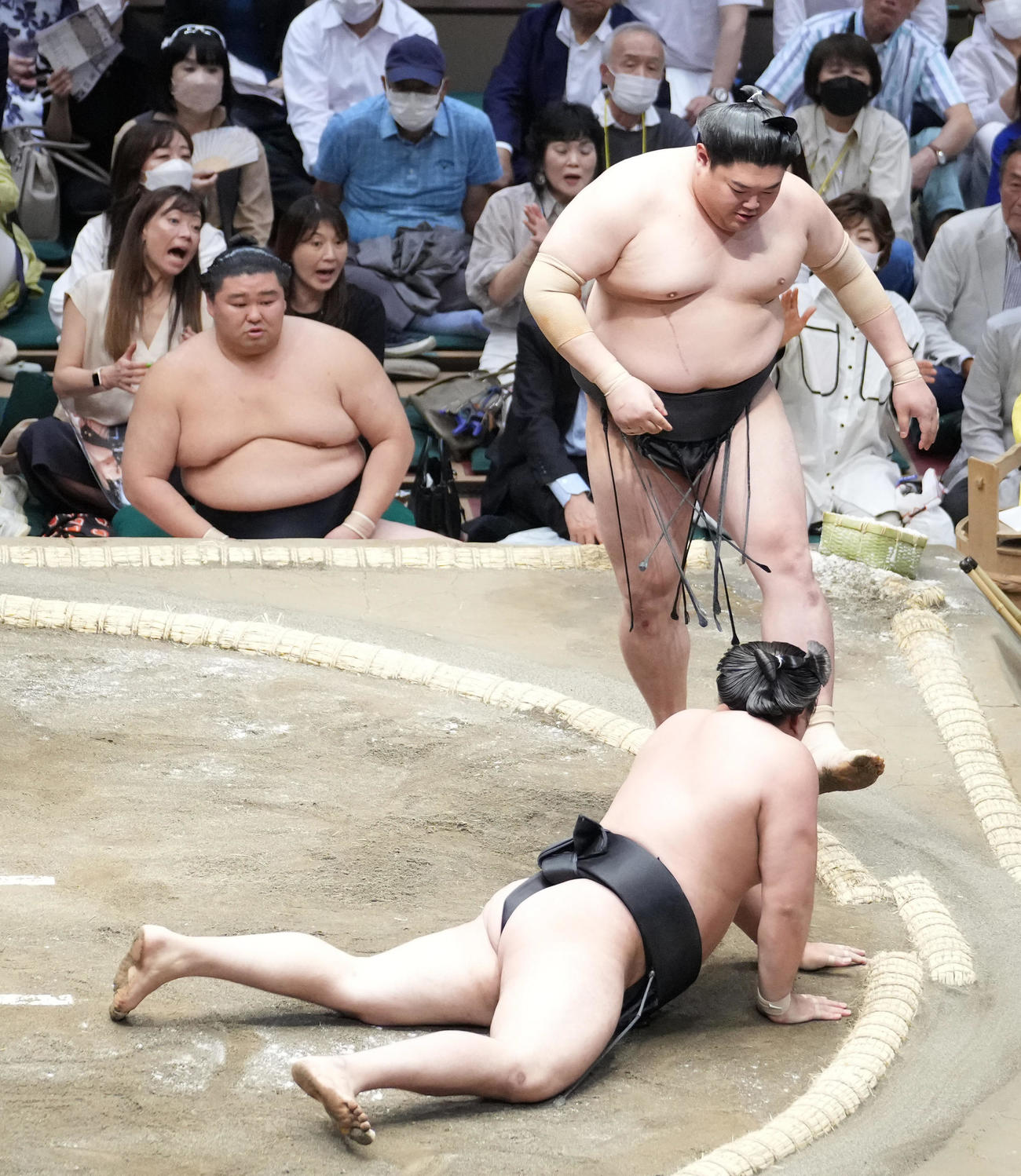霧馬山（手前）は引き落としで阿炎に敗れる（撮影・小沢裕）
