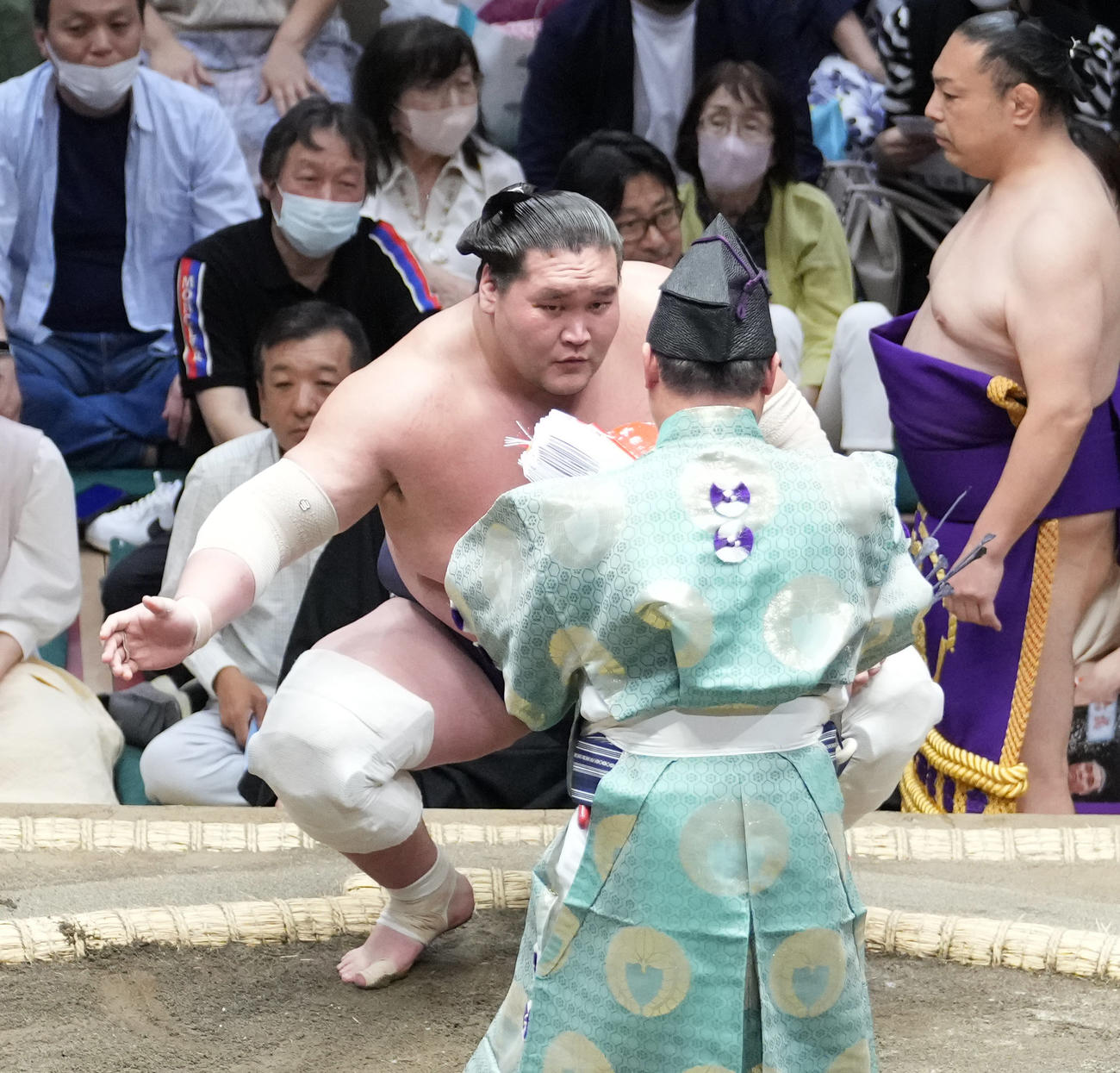 勝ち名乗りを受ける照ノ富士（撮影・小沢裕）
