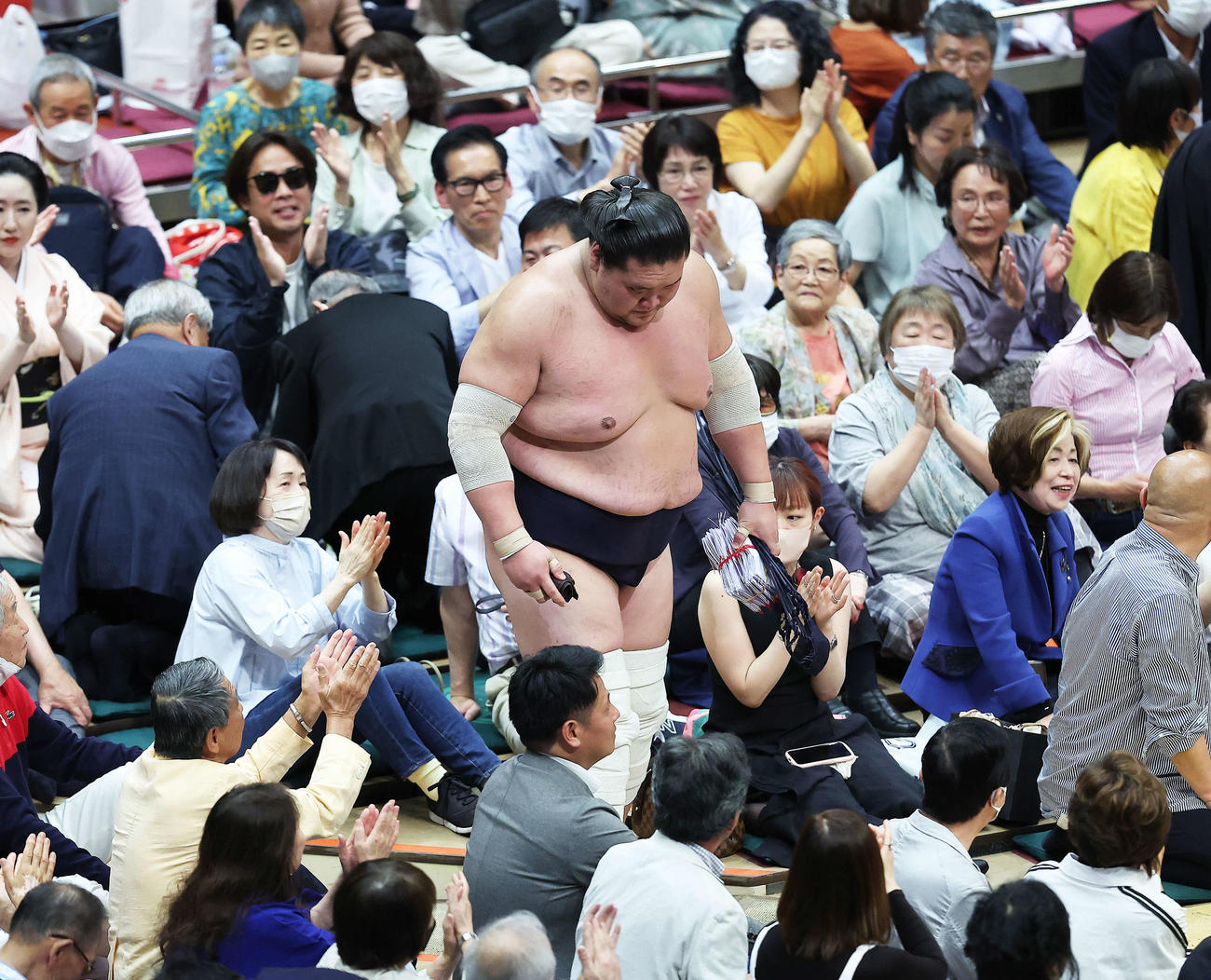 遠藤を押し出しで下し、懸賞金の束を手に土俵から引き揚げる照ノ富士（撮影・河田真司）