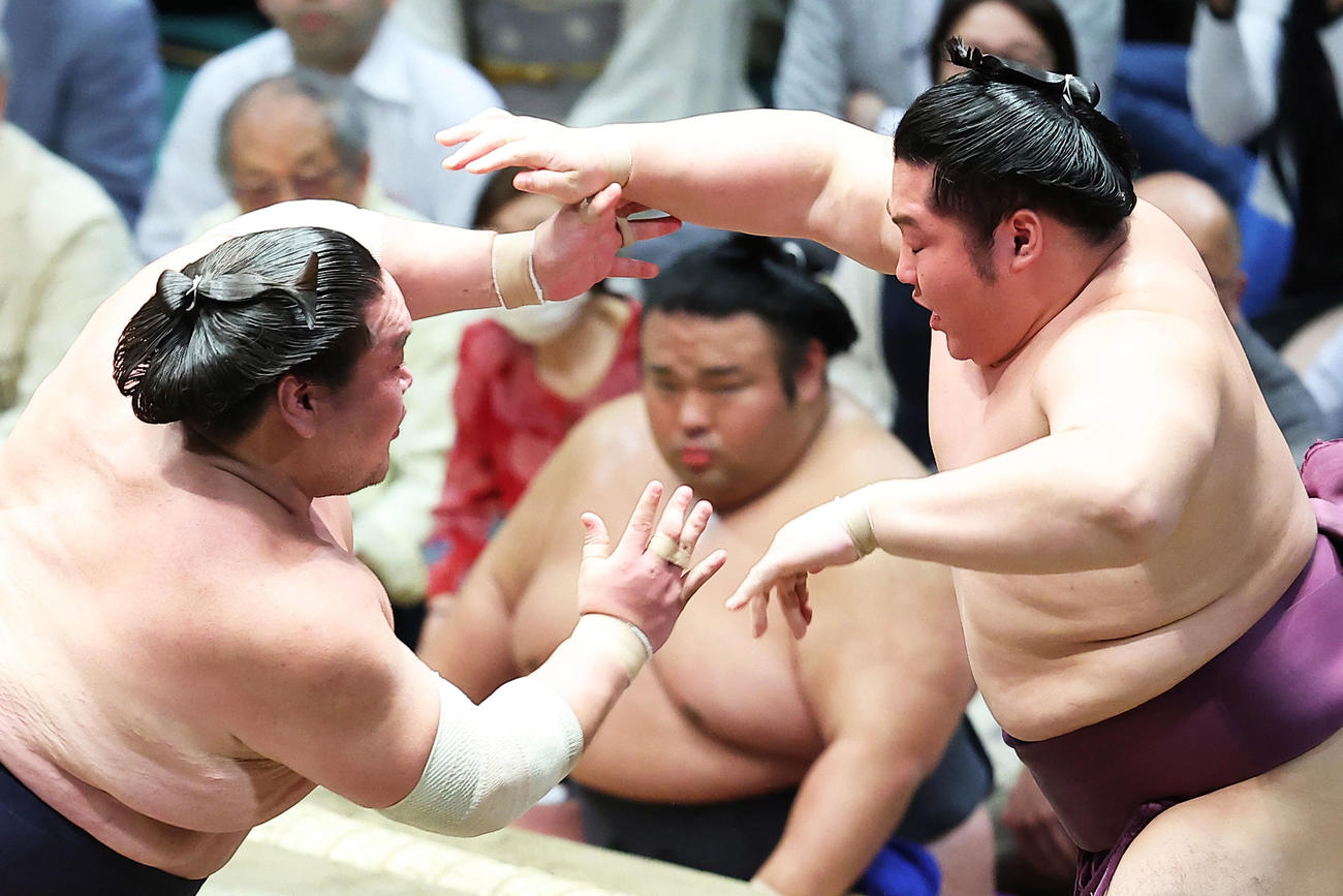照ノ富士（左）は遠藤を押し出しで下す。後方中央は貴景勝（撮影・河田真司）