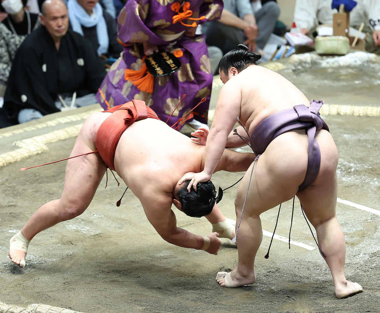 豊昇龍（左）をはたき込みで破る翔猿（撮影・河田真司）
