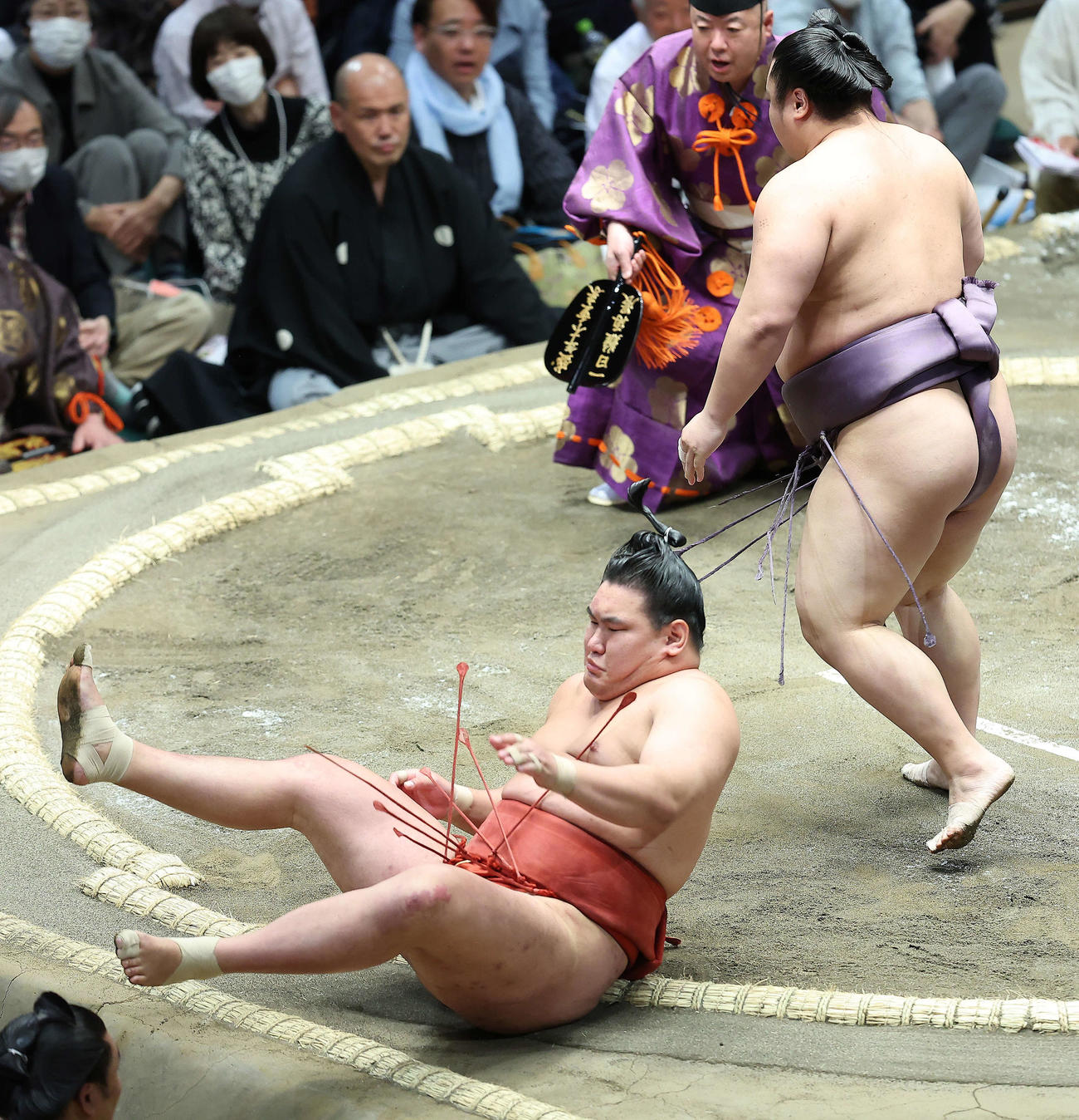 豊昇龍（左）は翔猿にはたき込みで敗れる（撮影・河田真司）