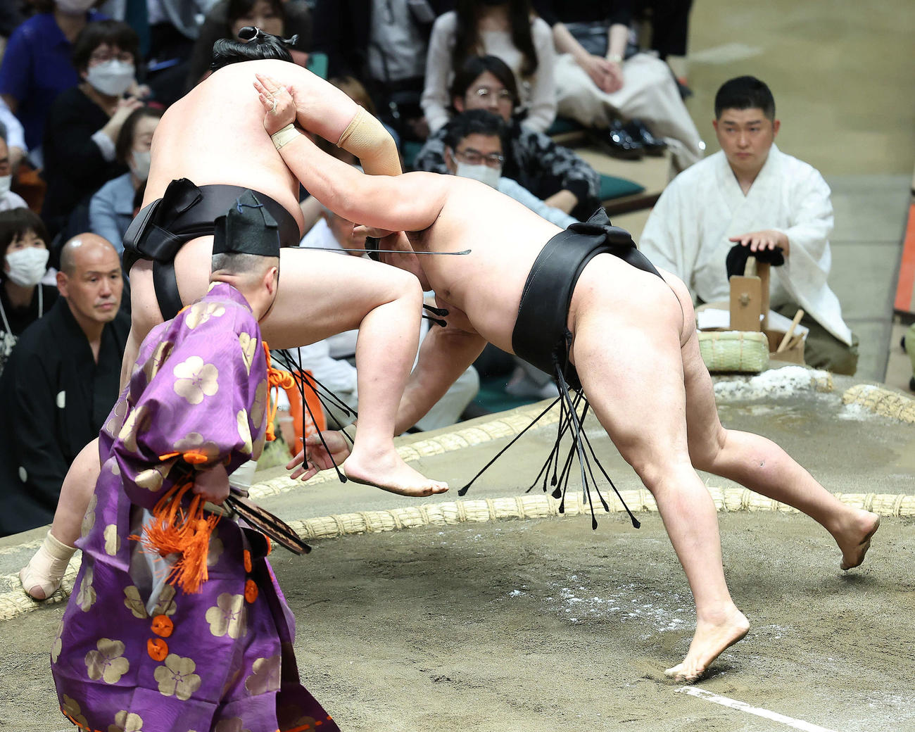 阿炎（左）は霧馬山を引き落としで破る（撮影・河田真司）
