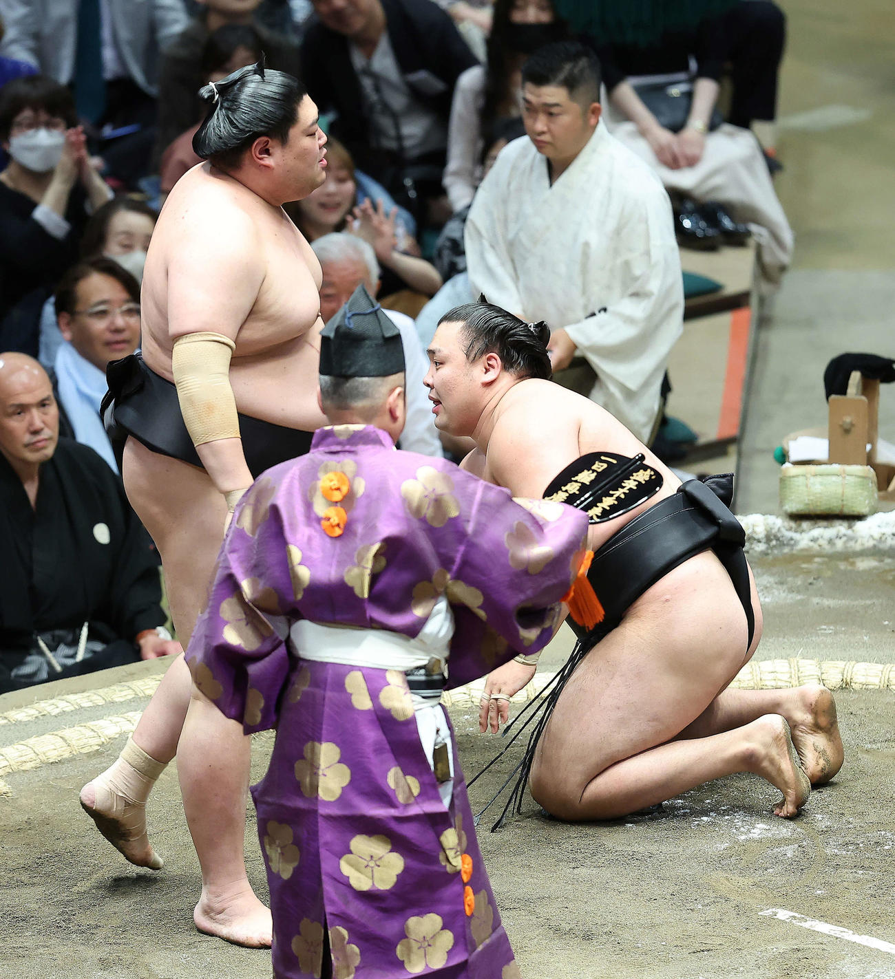 阿炎（左）は霧馬山を引き落としで破る（撮影・河田真司）