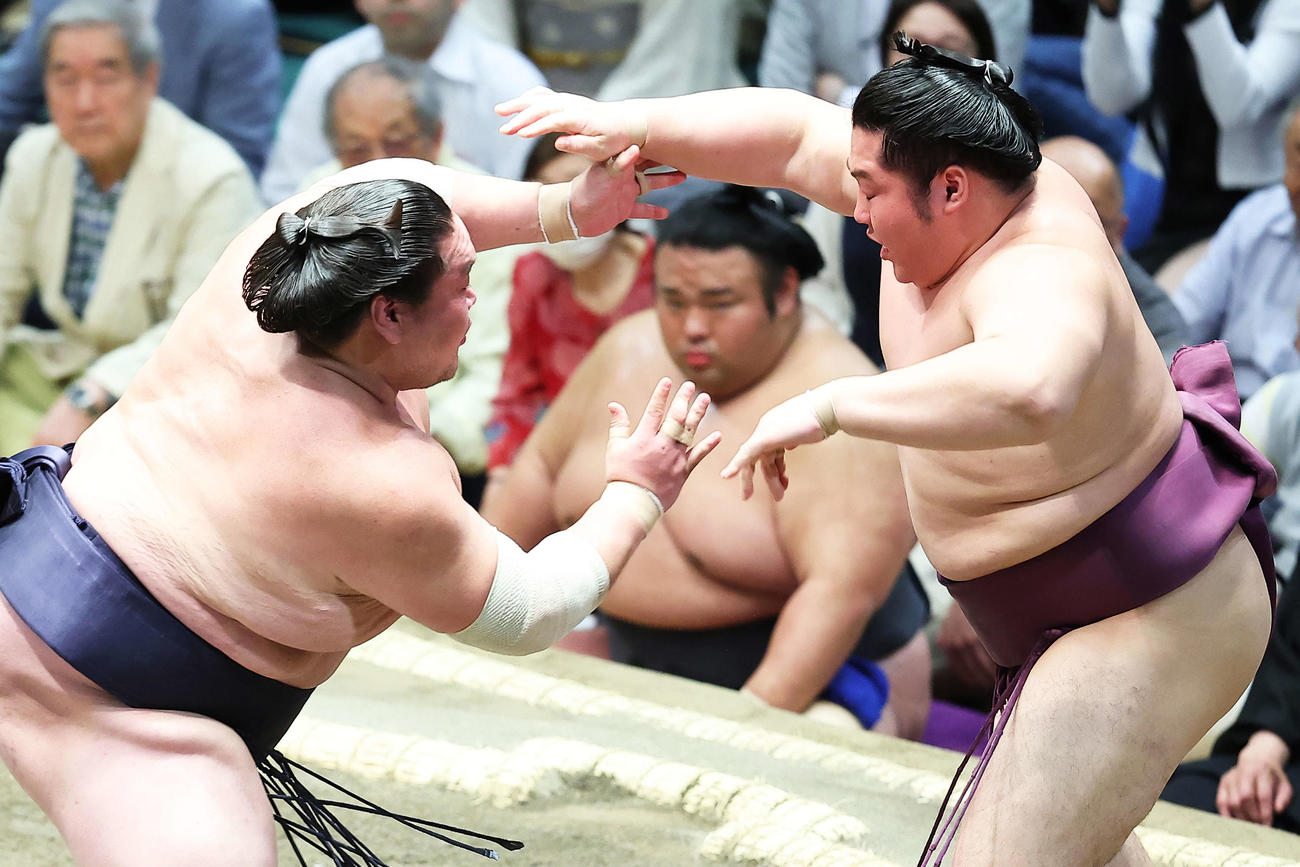 照ノ富士（左）は遠藤を押し出しで下す。後方中央は貴景勝（撮影・河田真司）