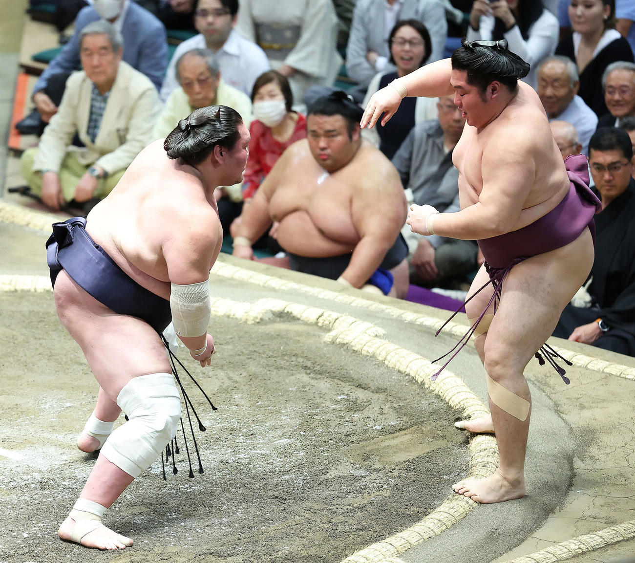 照ノ富士（左）は遠藤を押し出しで下す。後方中央は貴景勝（撮影・河田真司）