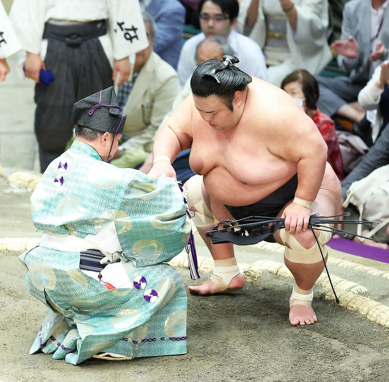翠富士を押し出しで破り、懸賞金の束を手にする貴景勝（撮影・河田真司）