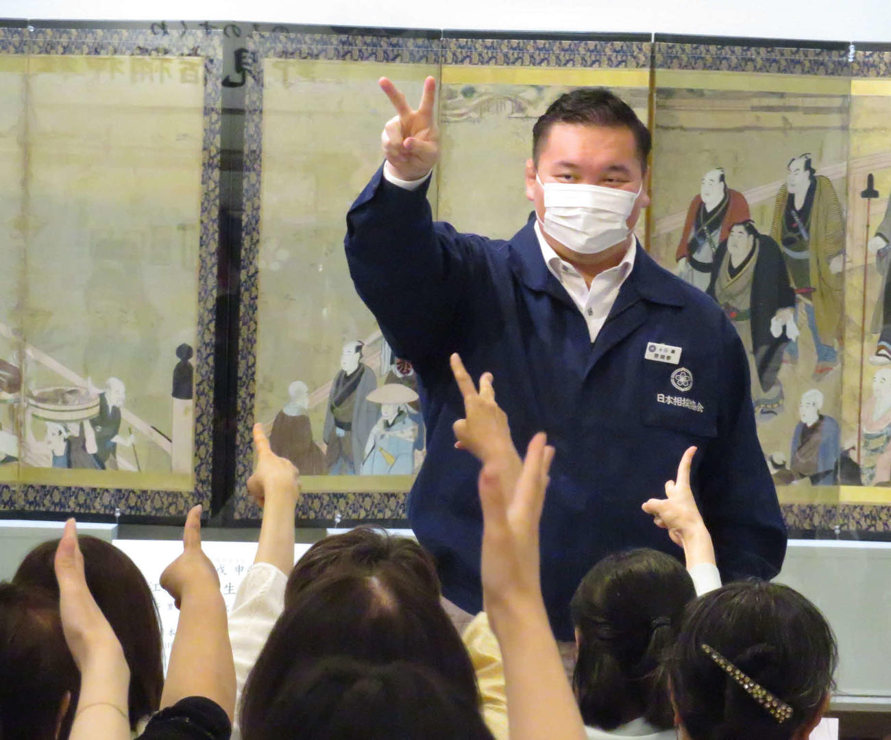 トークショーの最後にじゃんけん大会を行い、参加者と盛り上がる宮城野親方