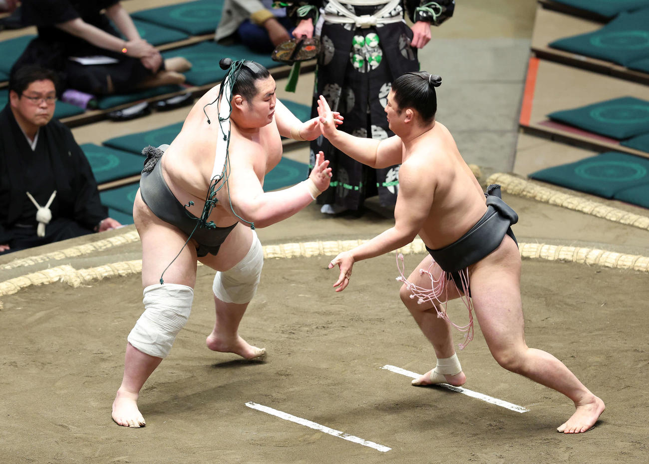 東俊隆（右）との取組で自身のさがりがまげに絡まる栃丸（撮影・鈴木正人）