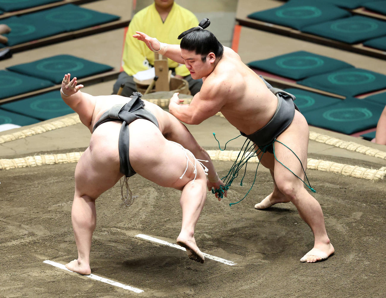 西乃龍（左）を攻める石崎（撮影・鈴木正人）
