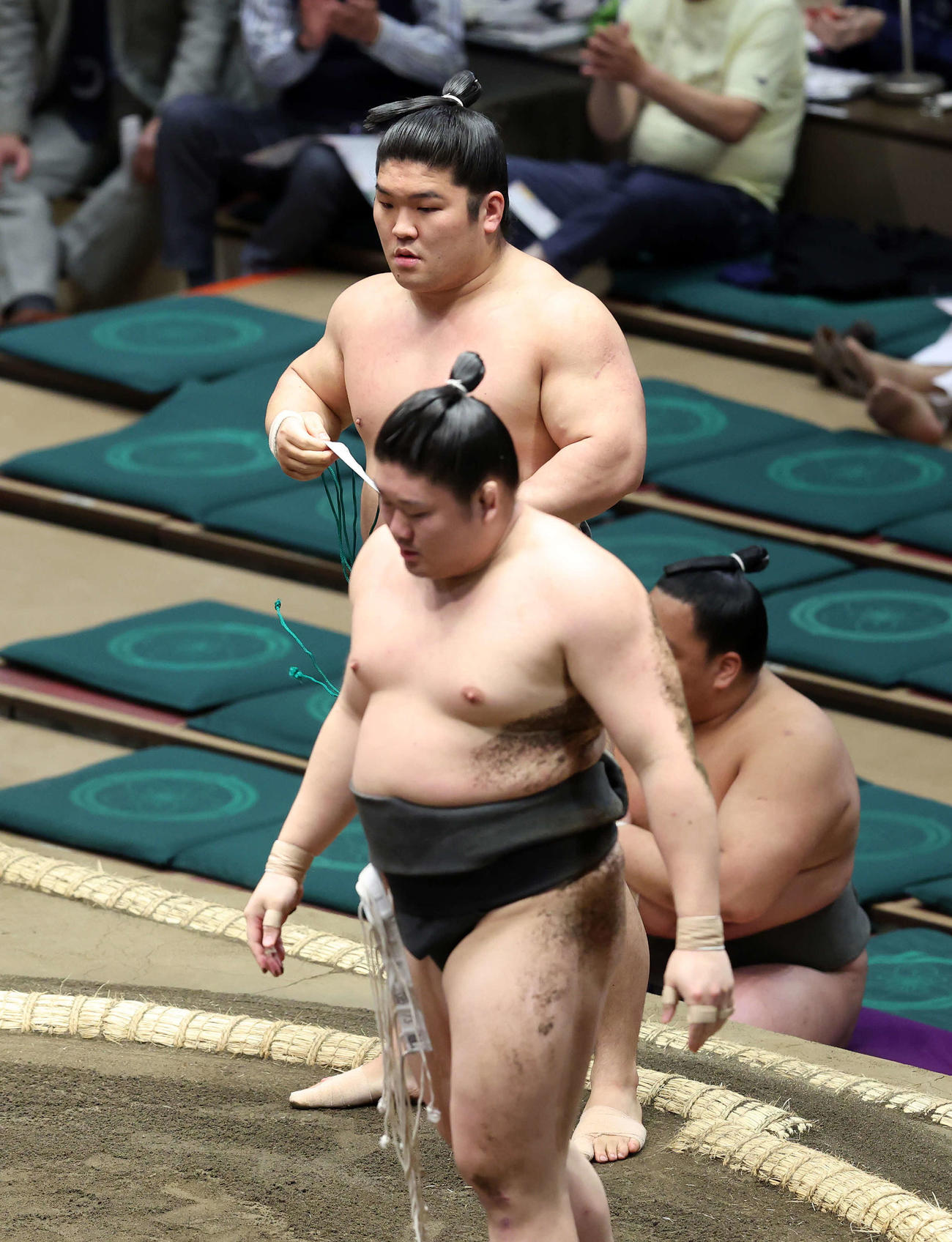 西乃龍（手前）を上手投げで破った石崎（撮影・鈴木正人）