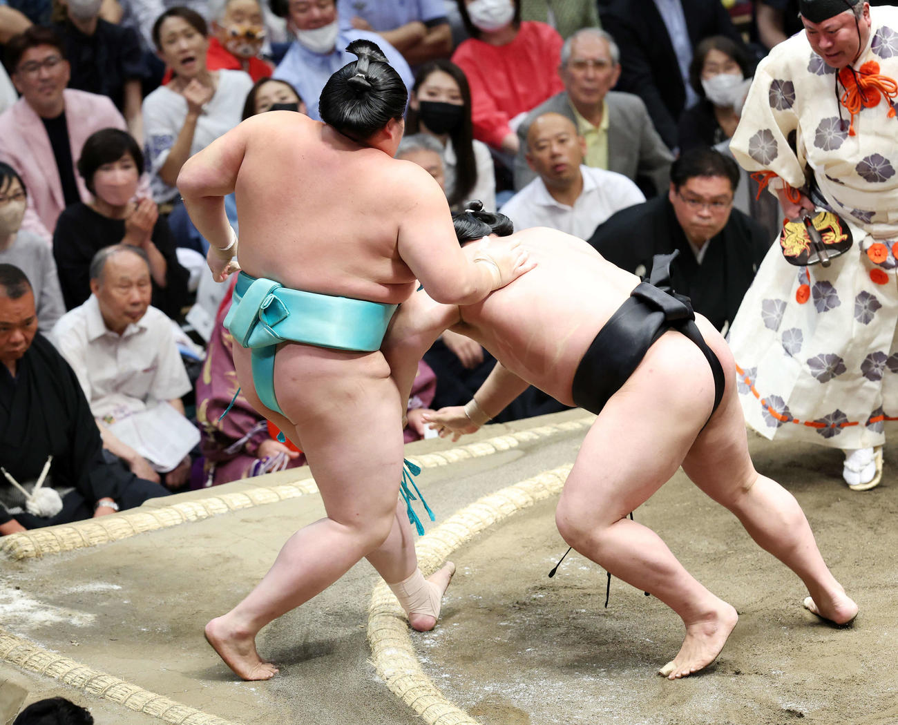 琴ノ若（左）を押し出しで破る若元春（撮影・鈴木正人）