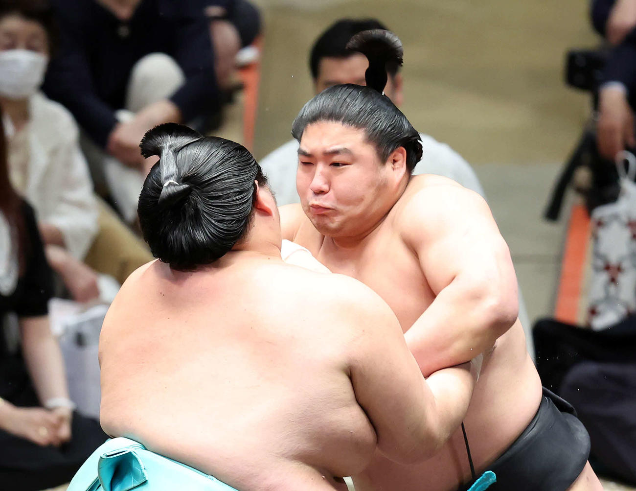 琴ノ若（左）を攻める若元春（撮影・鈴木正人）