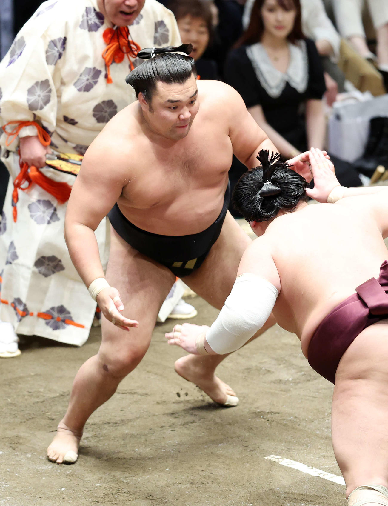 錦富士（右）を攻める霧馬山（撮影・鈴木正人）