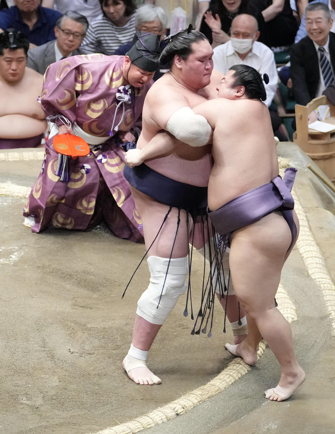 翔猿（右）を決めだしで破る照ノ富士（撮影・小沢裕）