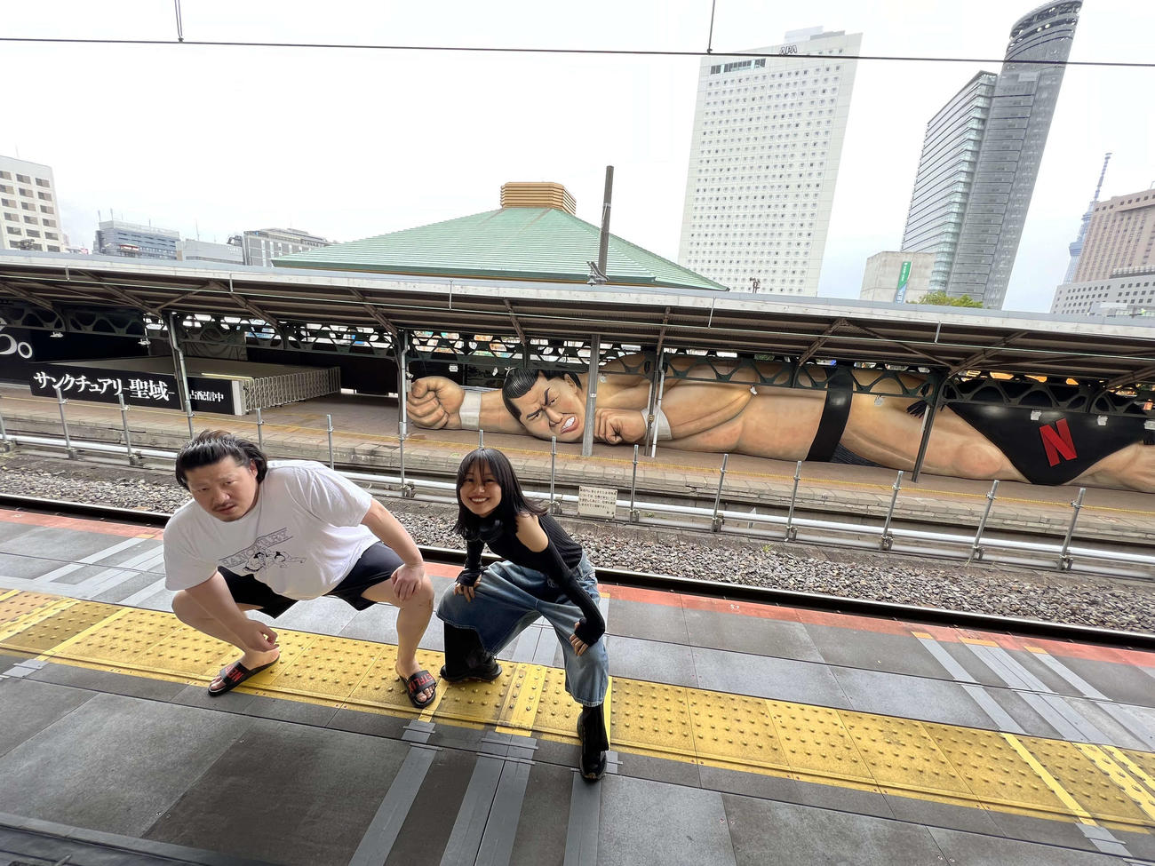 Netflixシリーズ「サンクチュアリ－聖域－」に出演する主演の一ノ瀬ワタルさん（左）と忽那汐里さんも両国駅で記念撮影した（独占配信）
