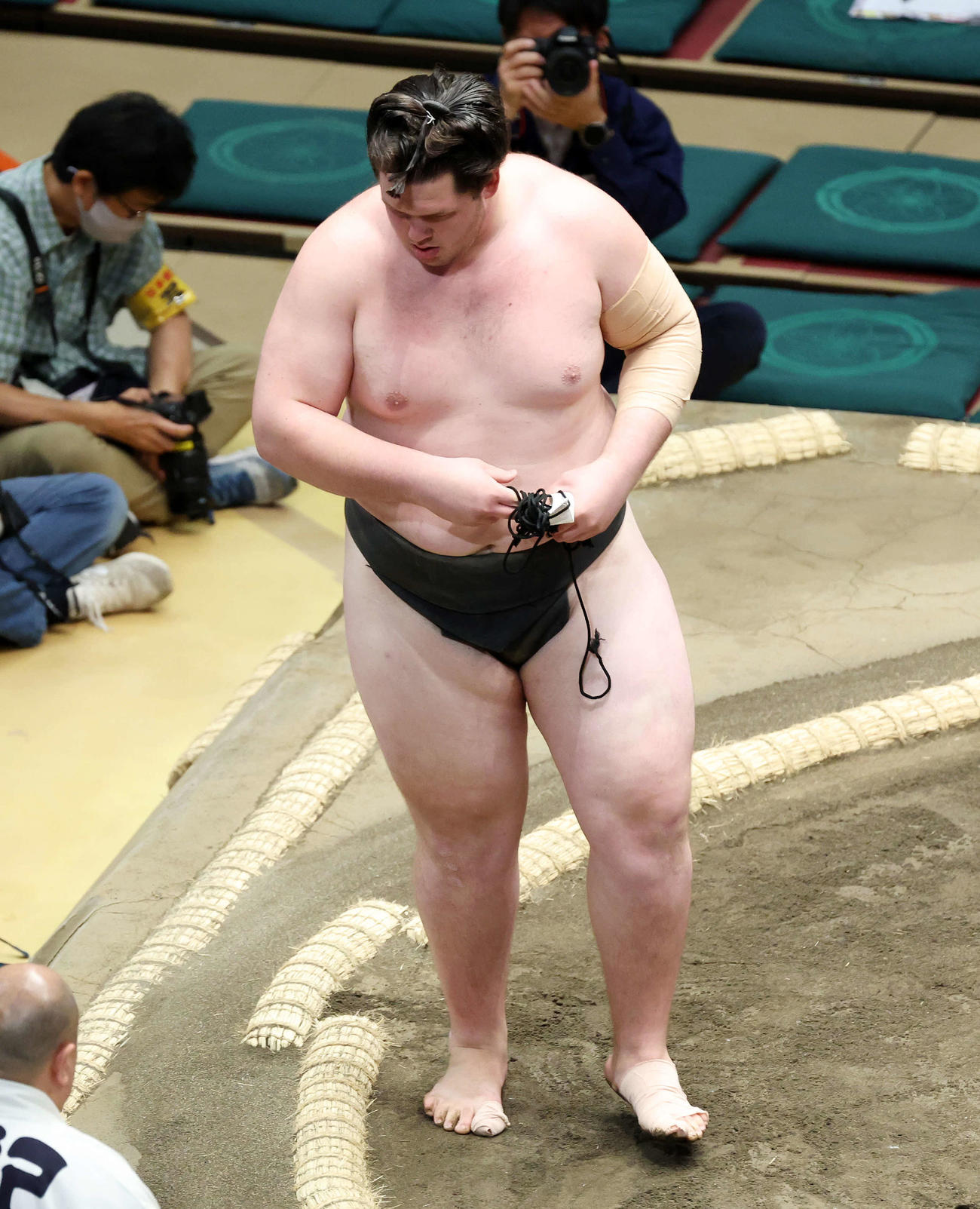 藤青雲をはたき込みで破った獅司（撮影・鈴木正人）