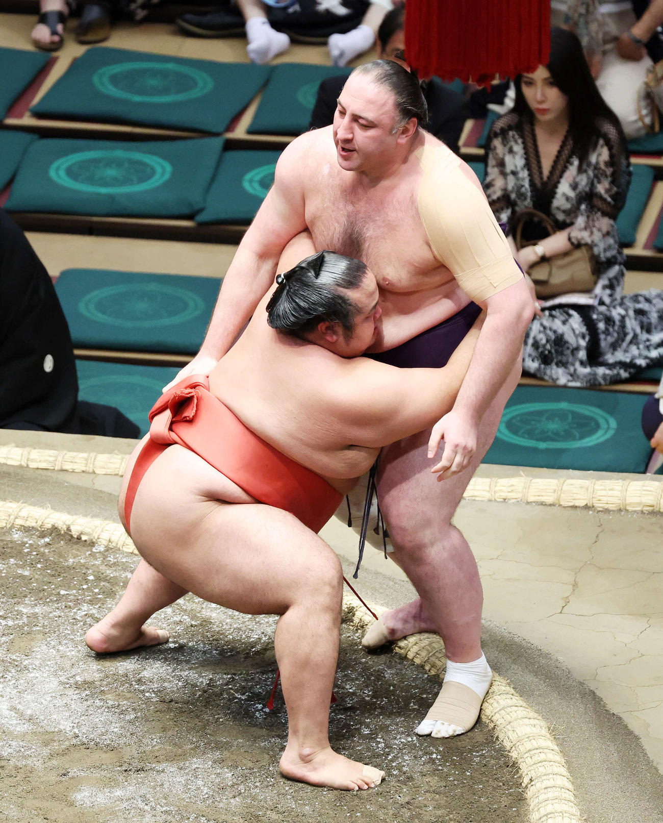 栃ノ心（右）を寄り切りで破る島津海（撮影・鈴木正人）