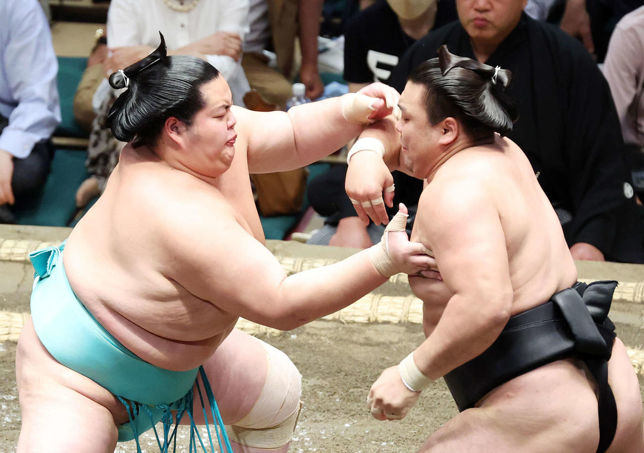 琴ノ若（左）と攻め合う霧馬山（撮影・鈴木正人）