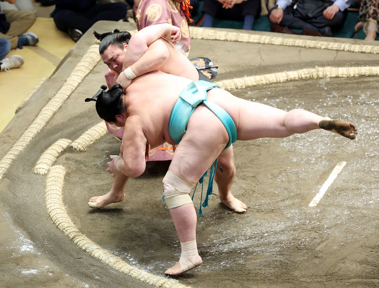琴ノ若（手前）をすくい投げで破る霧馬山（撮影・鈴木正人）
