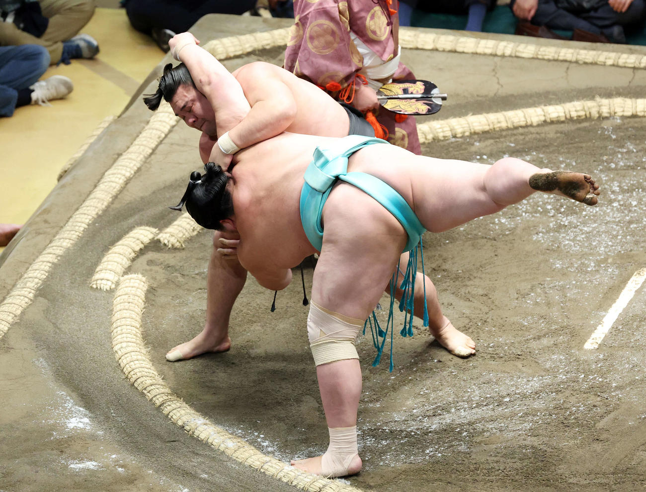琴ノ若（手前）をすくい投げで破る霧馬山（撮影・鈴木正人）