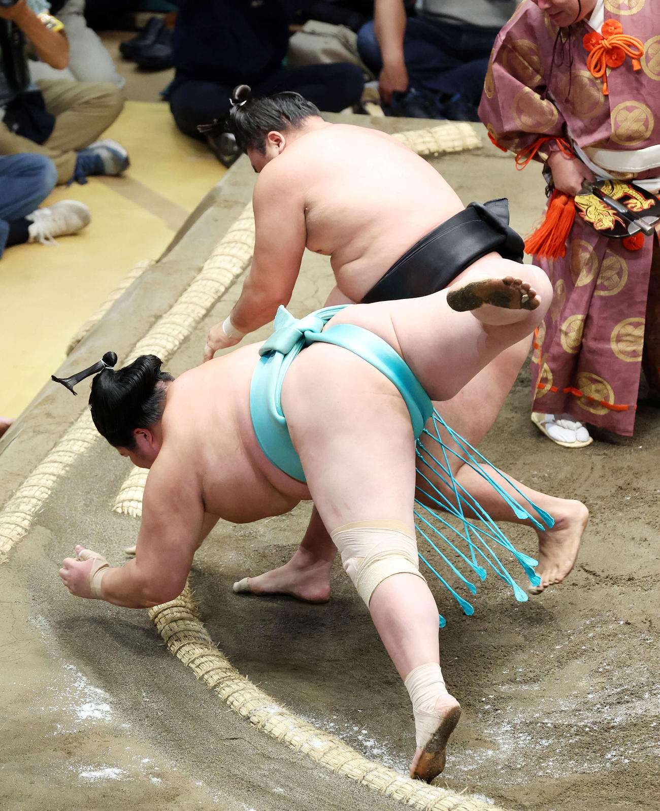 琴ノ若（手前）をすくい投げで破る霧馬山（撮影・鈴木正人）