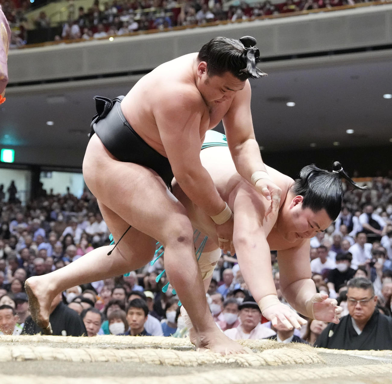 霧馬山は琴ノ若（右）をすくい投げで破る（撮影・小沢裕）