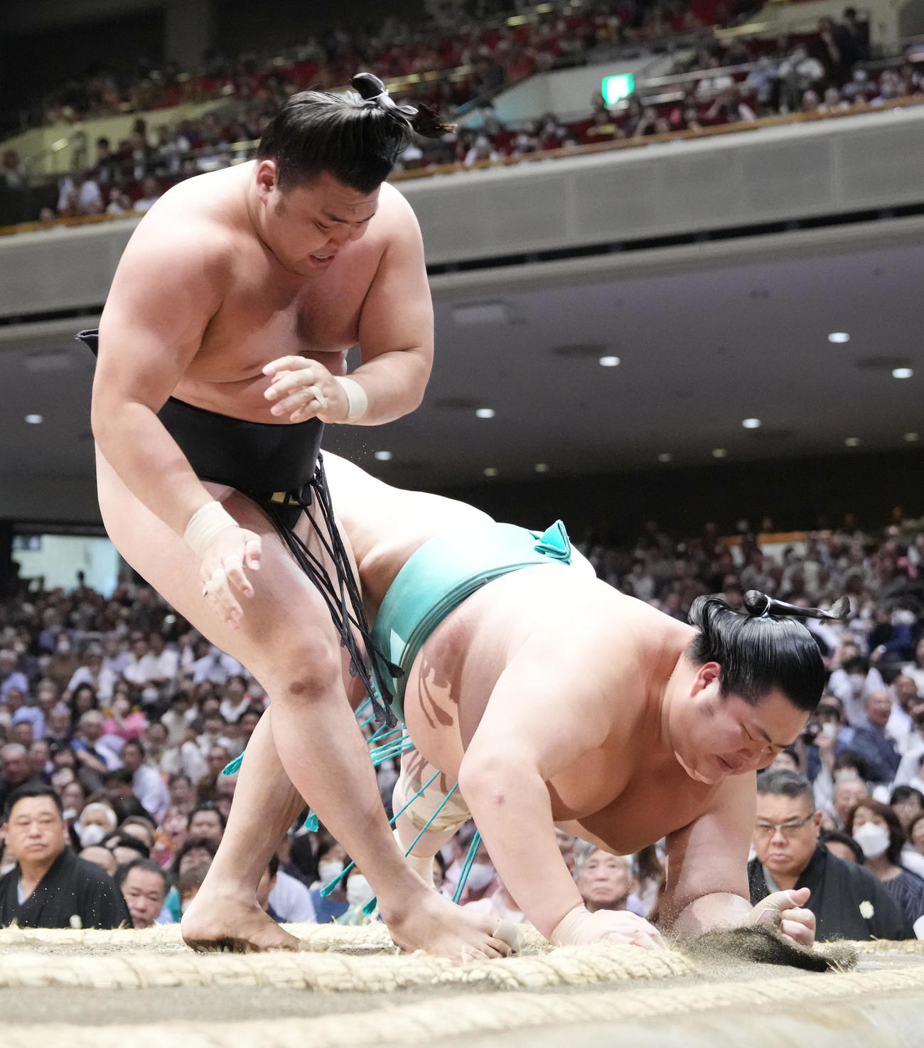 霧馬山は琴ノ若（右）をすくい投げで破る（撮影・小沢裕）