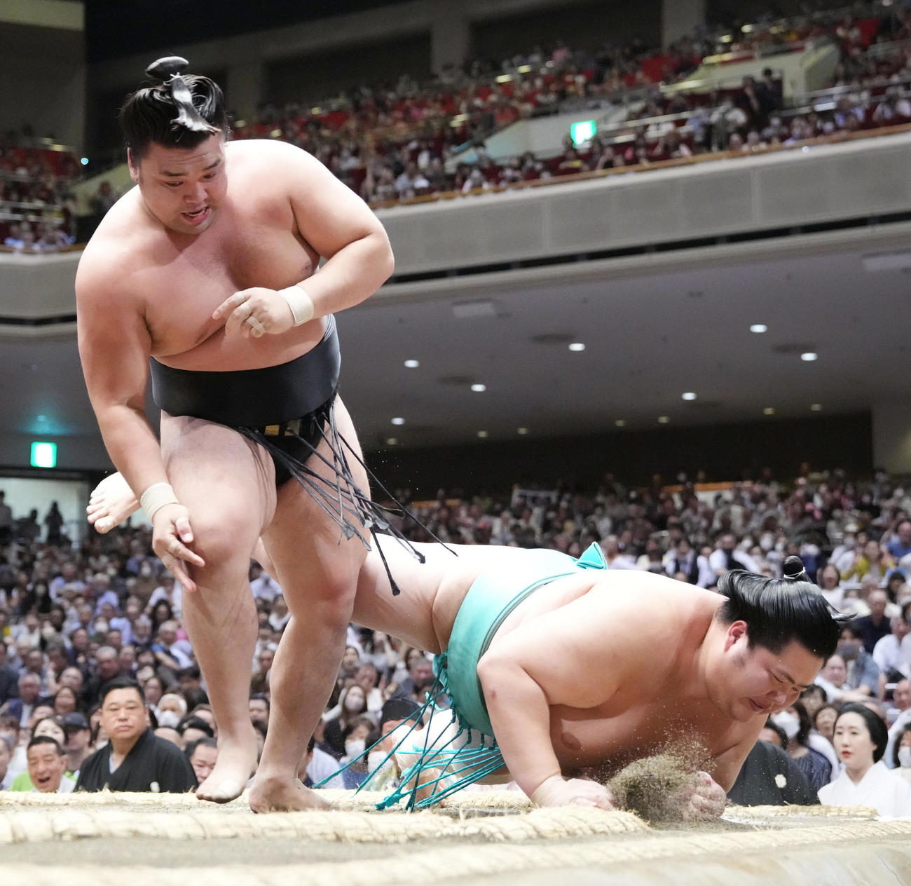 霧馬山は琴ノ若（右）をすくい投げで破る（撮影・小沢裕）