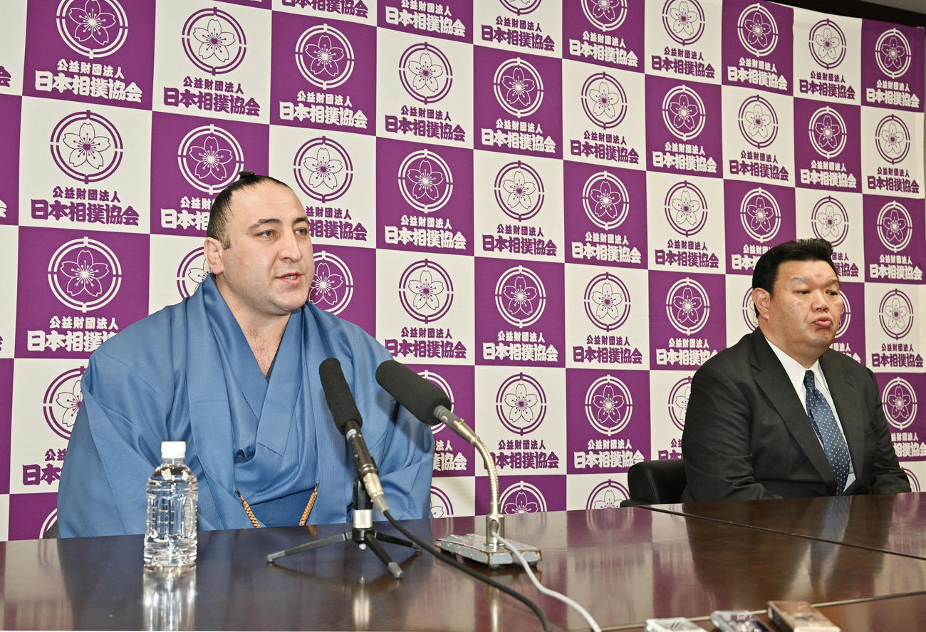 引退会見に臨む栃ノ心（左）と春日野親方（撮影・滝沢徹郎）