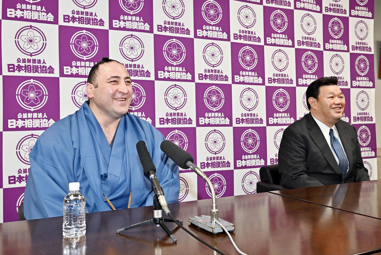 引退会見で笑顔を見せる栃ノ心（左）と春日野親方（撮影・滝沢徹郎）