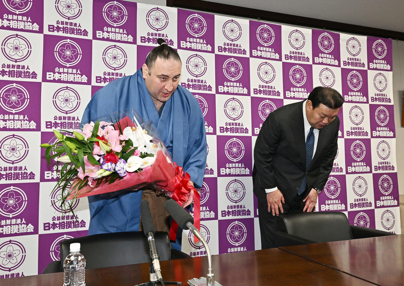 引退会見を終え一礼する栃ノ心（左）と春日野親方（撮影・滝沢徹郎）
