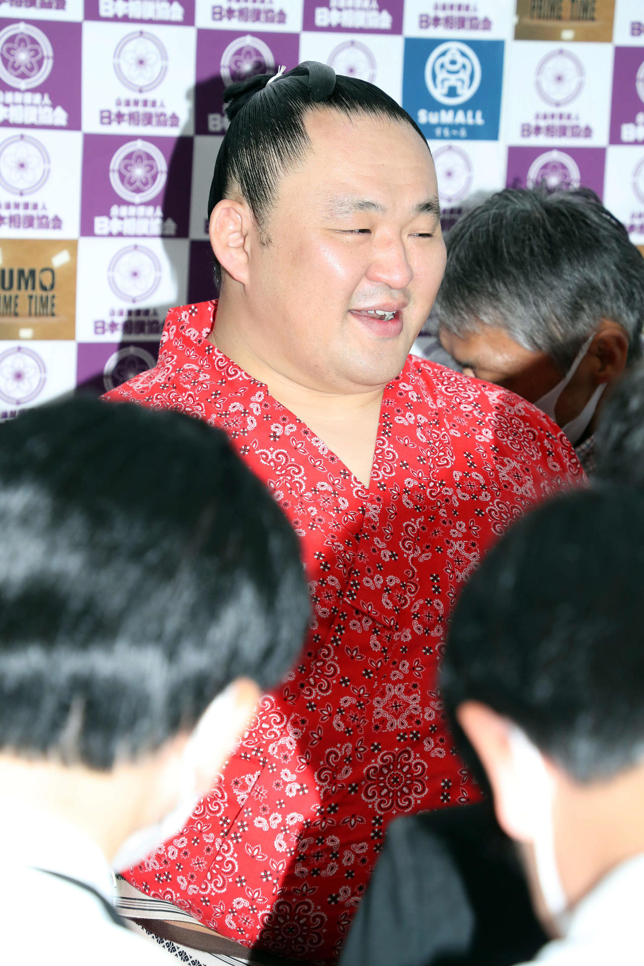 ミックスゾーンで取材に応じる玉鷲
