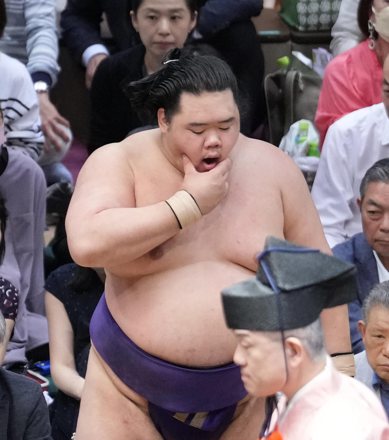 取組後の土俵下控えであごを押さえる明生（撮影・小沢裕）