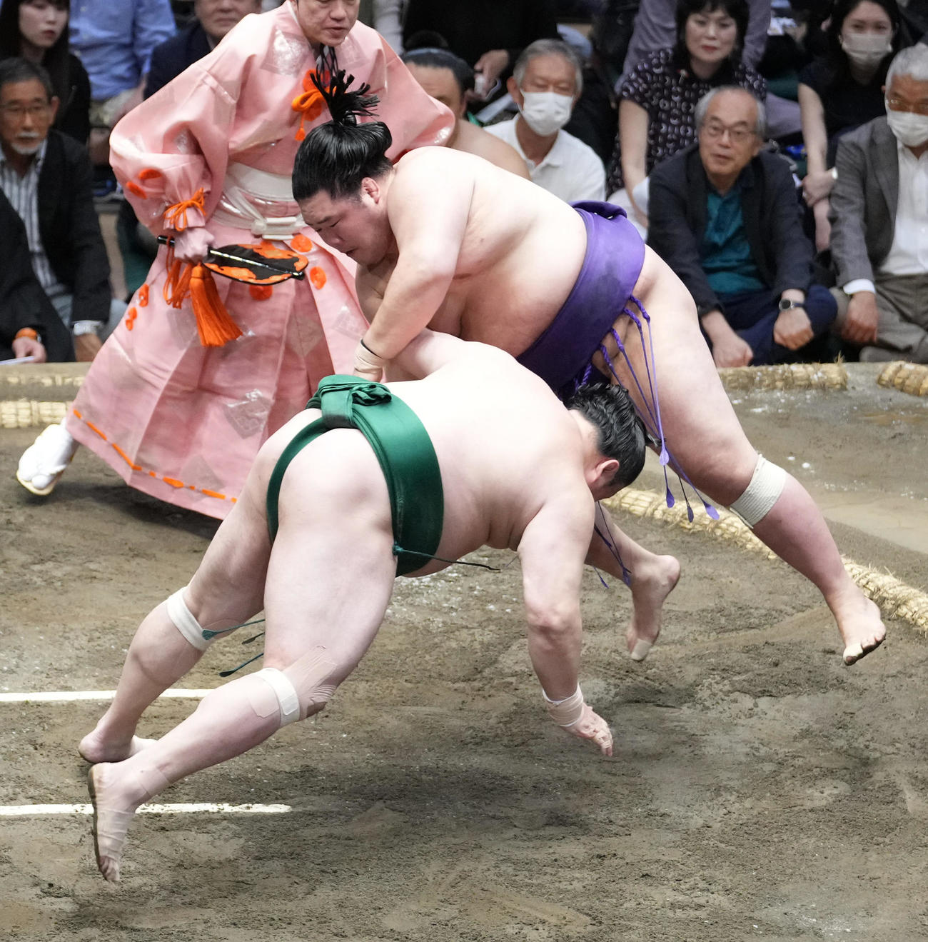 明生は佐田の海（手前）を突き落としで破る（撮影・小沢裕）