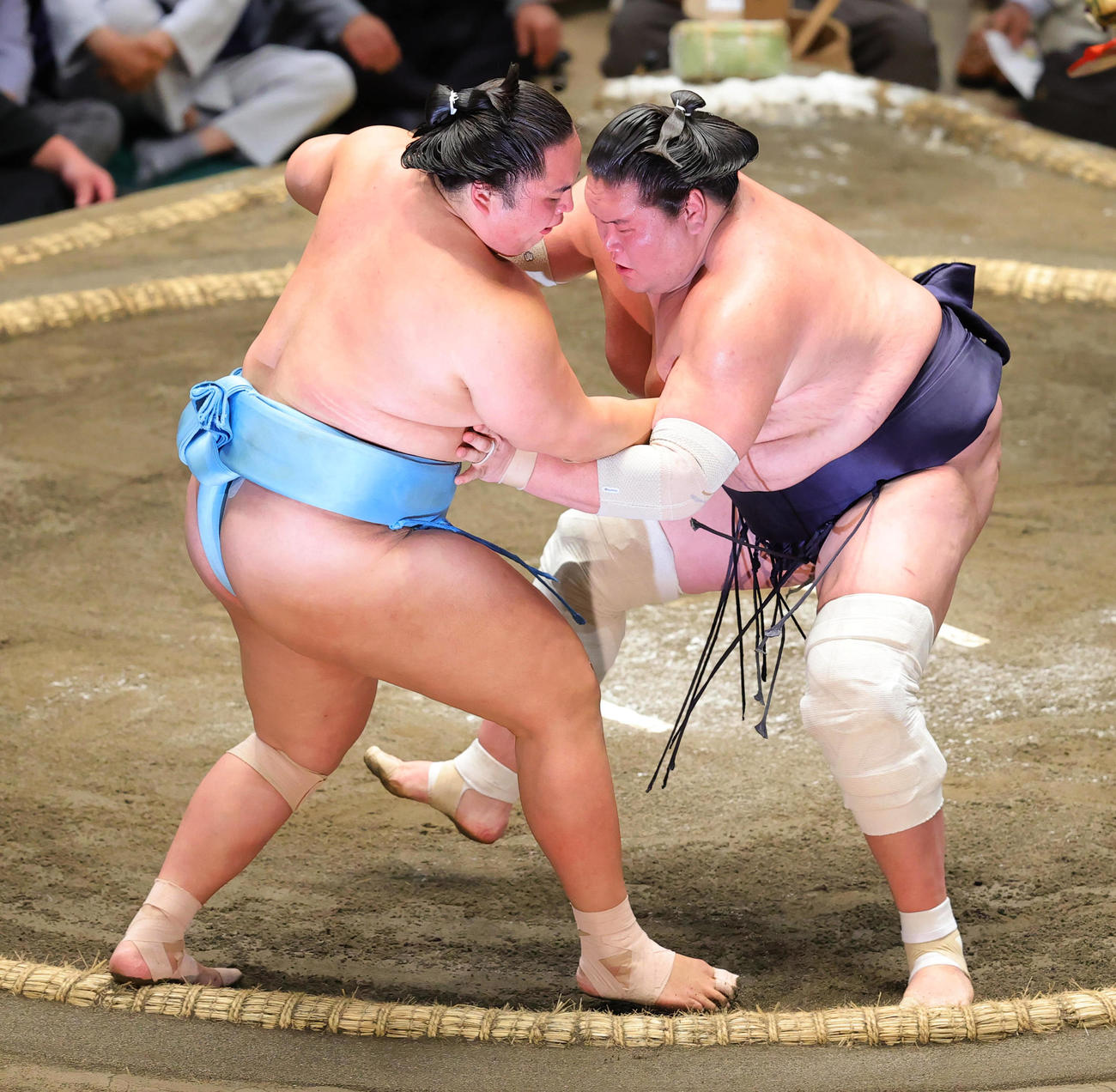 押し出しで琴勝峰（左）を破る照ノ富士（撮影・野上伸悟）